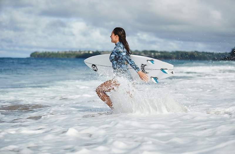 Rouler les vagues d'été dans les nouveaux maillots de bain conçus par la surfer de Lululemon