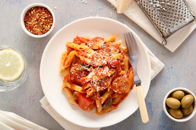 Acest penne cu tomate-garlic ușor împachetează 80% din aportul zilnic de fibre (și 14 grame de proteine ​​pe bază de plante) pe porție