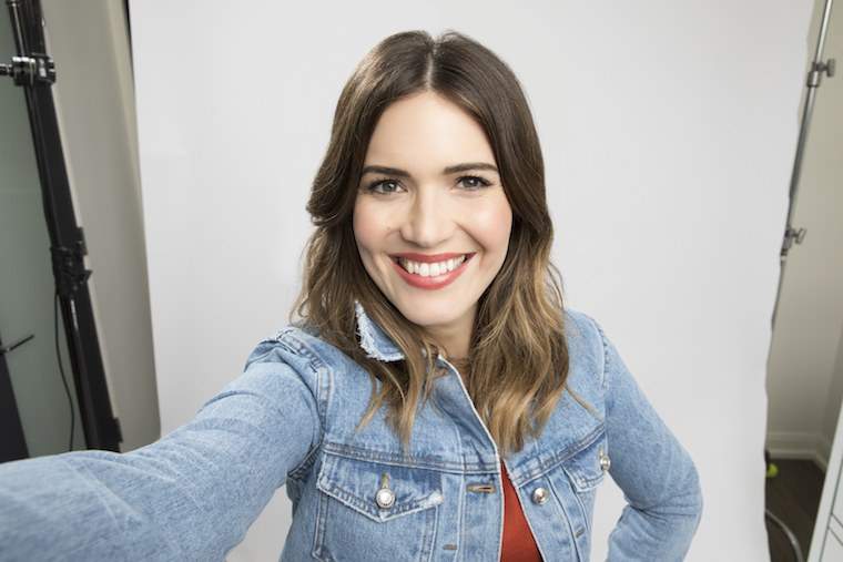 Mandy Moore tiene un método de la vieja escuela para reducir su ansiedad