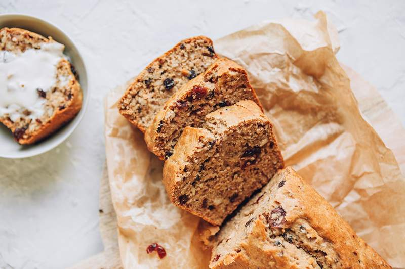 Eén plak van deze esdoorn pecan yoghurtbrood pakt zoveel eiwitten in als 2 eieren