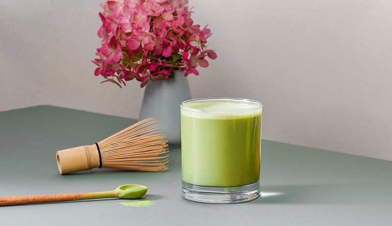 Questo succo verde infuso con matcha è ricco di L-teanina, che aiuta a ridurre lo stress e mantenere il cervello sano con l'età