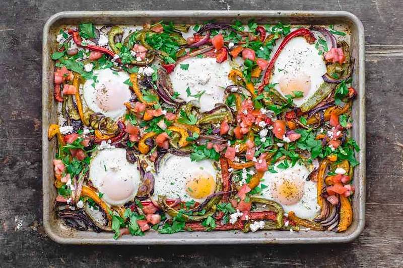 Mangia uova per colazione ogni singolo giorno con queste 6 semplici ricette di uova in lamiera