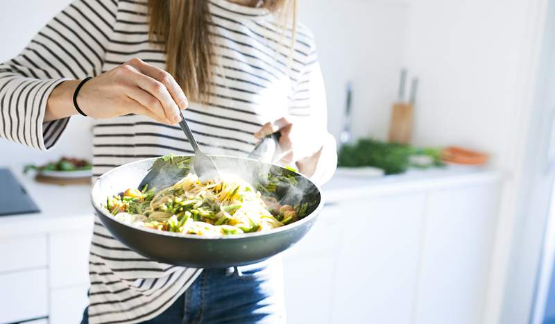 Semua Penjualan Dapur Hari Peringatan Terbaik (termasuk Le Creuset, Staub, Great Jones, dan banyak lagi)