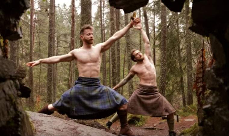 Video lelaki dalam kilt ini melakukan yoga sangat menenangkan ... dan panas