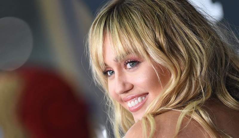 Miley Cyrus właśnie zadeklarowała (za pośrednictwem teledysku), że trening siłowy jest miłością do siebie