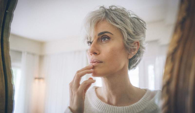 Bekijk in actie terwijl deze $ 27 root-spray-hack onmiddellijk 'jaren vrij' grijs haar 'uitkomt'