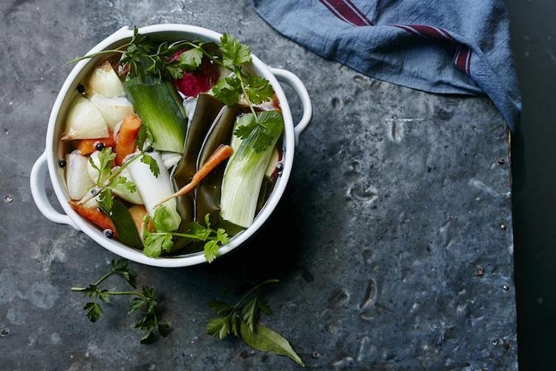 Il brodo minerale è l'alternativa vegana al brodo osseo che stavi aspettando