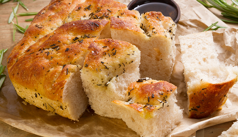 Denne 5-ingredient mini loaf pan focaccia hævder at være en af ​​de nemmeste brødopskrifter på internettet (så naturligt prøvede vi det)