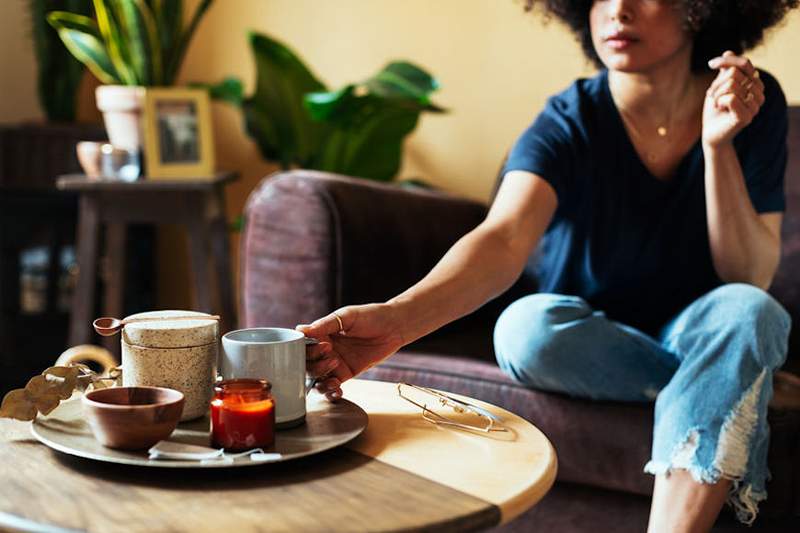 Este té de 2 ingredientes sabe como mentas delgadas en una taza