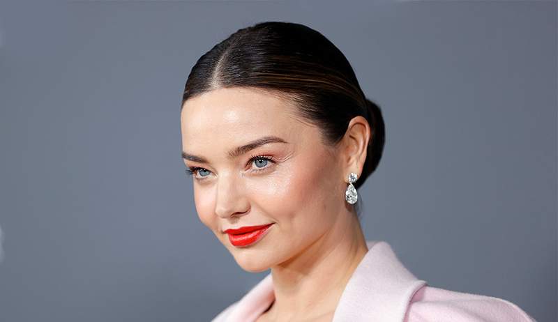 Derms tidak bisa berhenti merekomendasikan tabir surya berwarna Miranda Kerr suka melindungi kulit dan menghilang bintik -bintik gelap