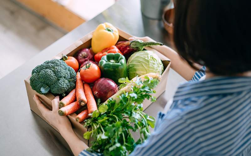 Un aperçu intérieur de la quantité de 50 $ vous permet au marché Misfits, le service de livraison d'épicerie qui mène de l'argent qui lutte contre les déchets alimentaires