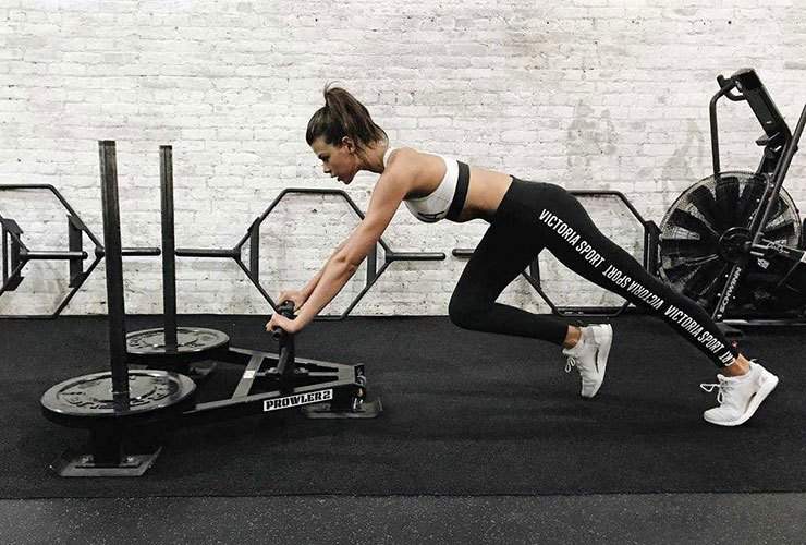 3 exercices de formation de force à domicile d'un entraîneur de Victoria's Secret