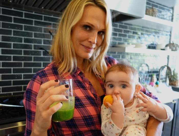 Smoothie hijau yang bercahaya yang memulakan hari Molly Sims '