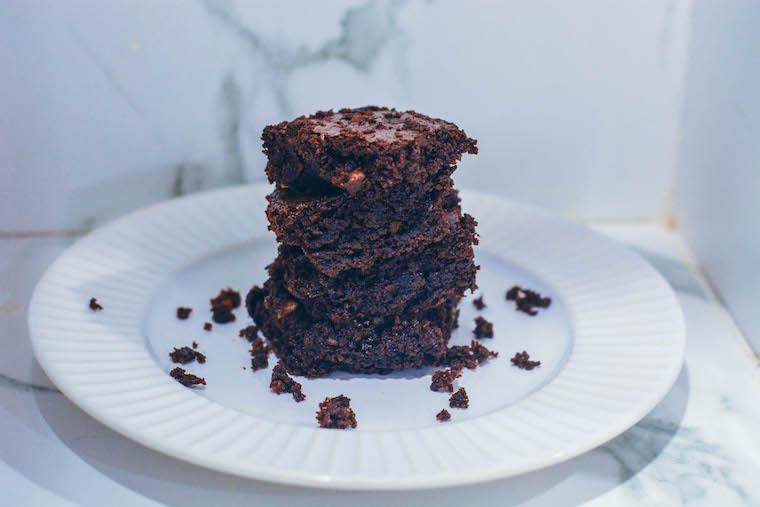 Deze glutenvrije, magnesiumpakket brownies worden gemaakt om PMS te helpen