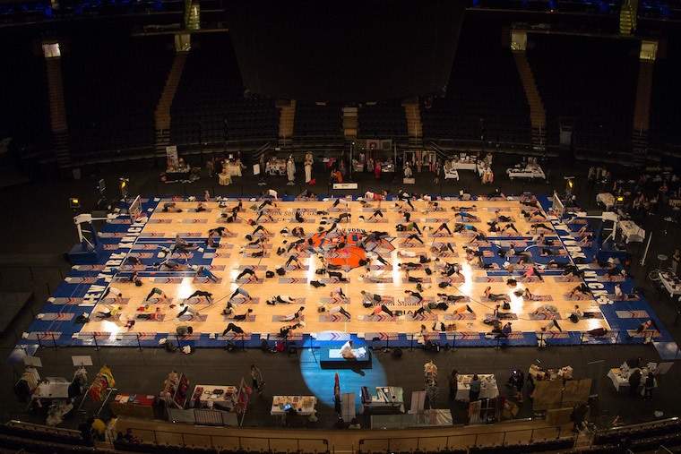 Największe wydarzenie Mass Meditation w Nowym Jorku przybywa do Madison Square Garden