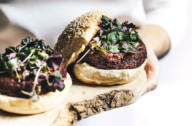 Deze champignon-beet-quinoa vegetarische hamburgers zijn de gezonde hit, je volgende cookout-behoeften