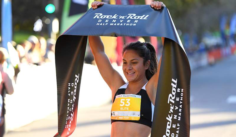 3 Oefeningen die elke hardloper zou moeten doen om meer kracht in hun pas op te bouwen, rechtstreeks van een pro Nike Runner en Run Coach