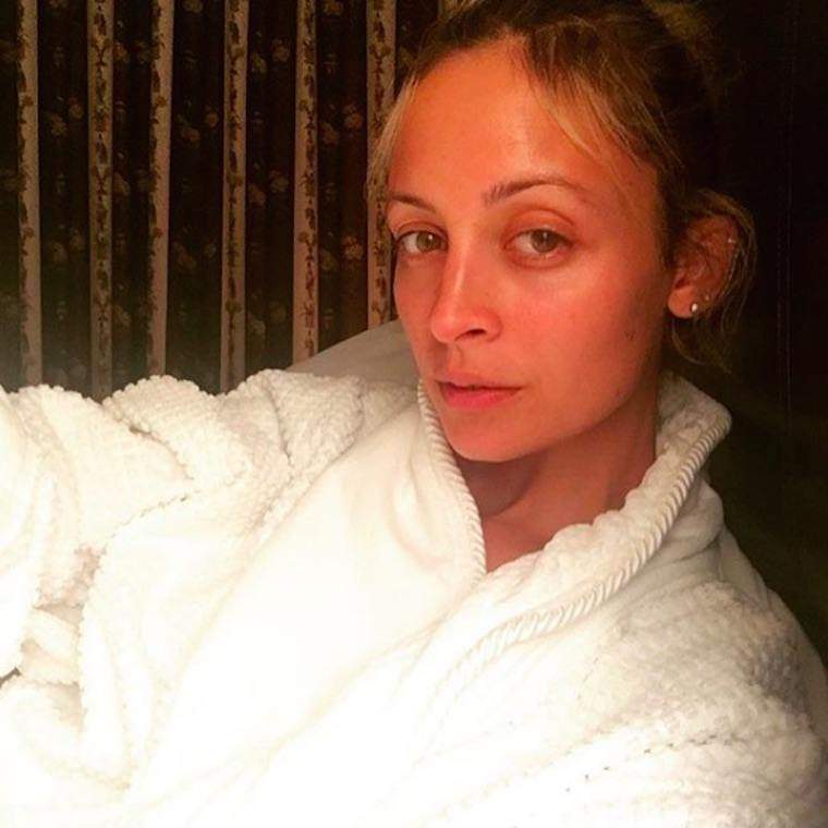 Cara menggegarkan penampilan anda semasa di detoks rambut, seperti Nicole Richie