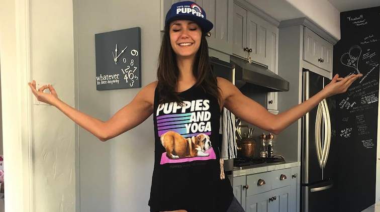 La guía saludable de Nina Dobrev para planificar la noche de niñas perfecta en