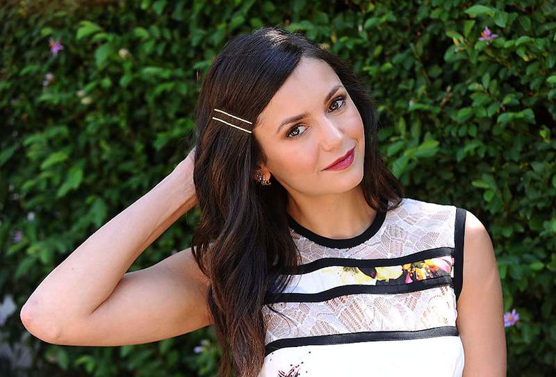 El secreto de Nina Dobrev para nunca perder el sueño en la carretera cuesta solo $ 1