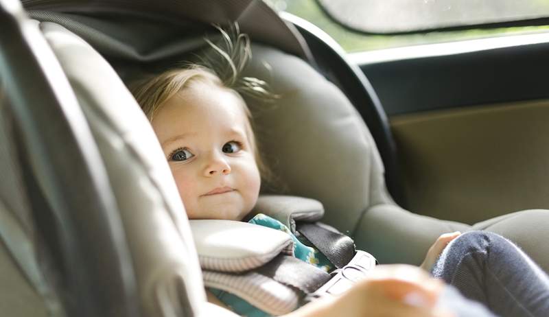 Dit levensveranderende ongegronde autostoeltje installeert in een Uber in 5 seconden plat en het is nu te koop