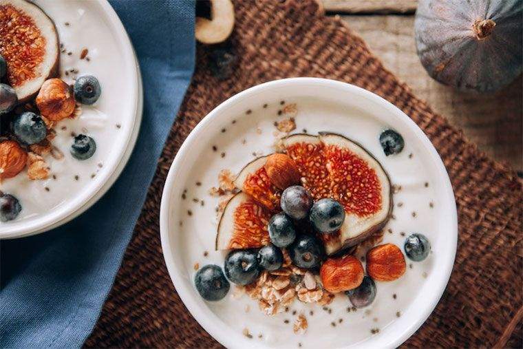 Perhatian Nut-Milk Yogurt sekarang menjajah wadah susu di dekat Anda (atau akan segera)