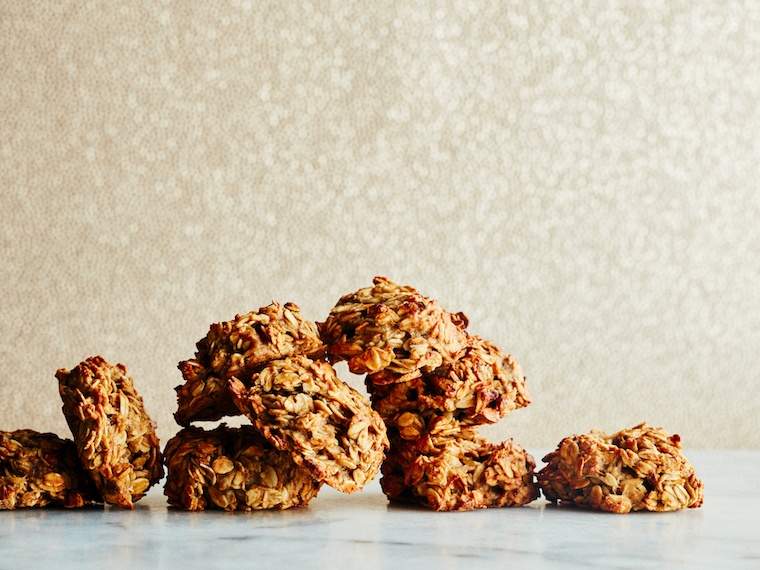 Estas galletas de plátano de avena sin gluten se duplican como un desayuno amigable para la bolsa de gimnasia