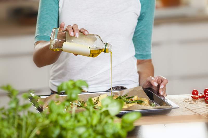 Ecco esattamente come ottenere fastidiose macchie di olio d'oliva dai vestiti, secondo un esperto di pulizie