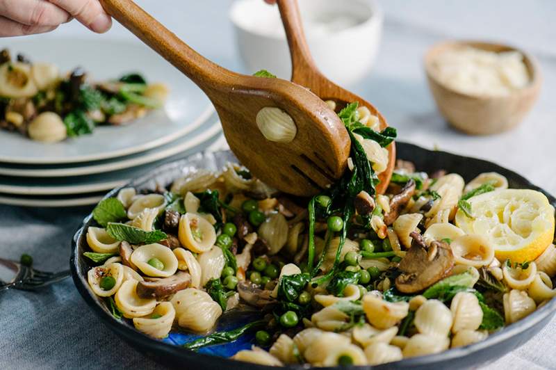 Esta salada de massas de manjericão simples é carregada com proteínas e vantagens anti-inflamatórias