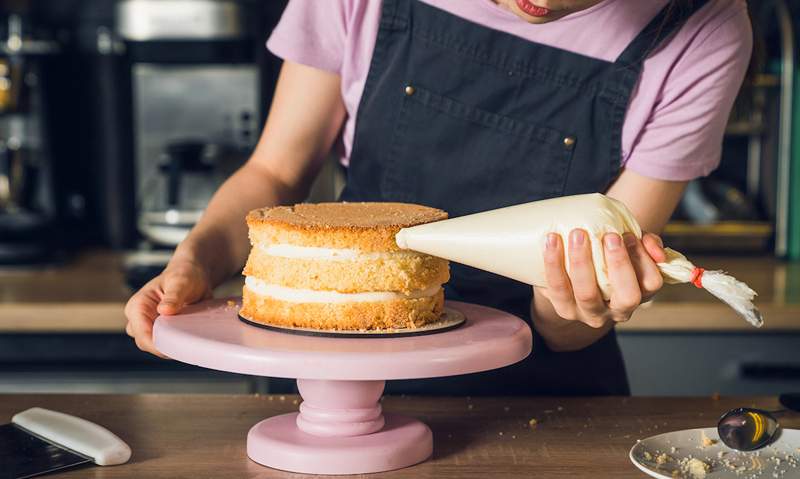 Leivonnaiskokki * * piparkakkuvalkoisen talon takana paljastaa hänen pakolliset työkalut leipomiseen kuin ammattilainen