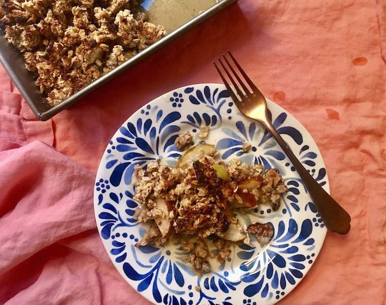 Il crumble follemente delizioso senza glutine che funge anche da colazione e dessert