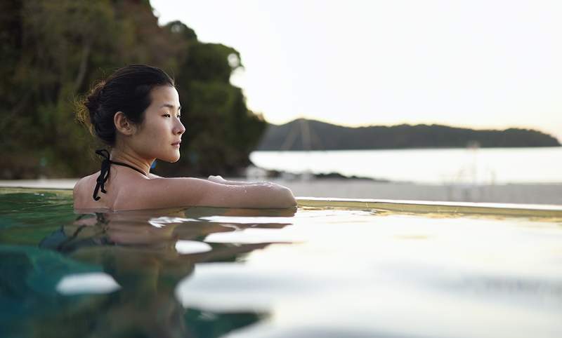 Apakah lebih kotor untuk buang air kecil di kolam renang atau lautan? Ahli mikrobiologi menimbang