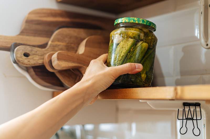 Was tun mit Gurkensaft, das hinterhältige probiotische Essen, das sich in Ihrem Kühlschrank versteckt