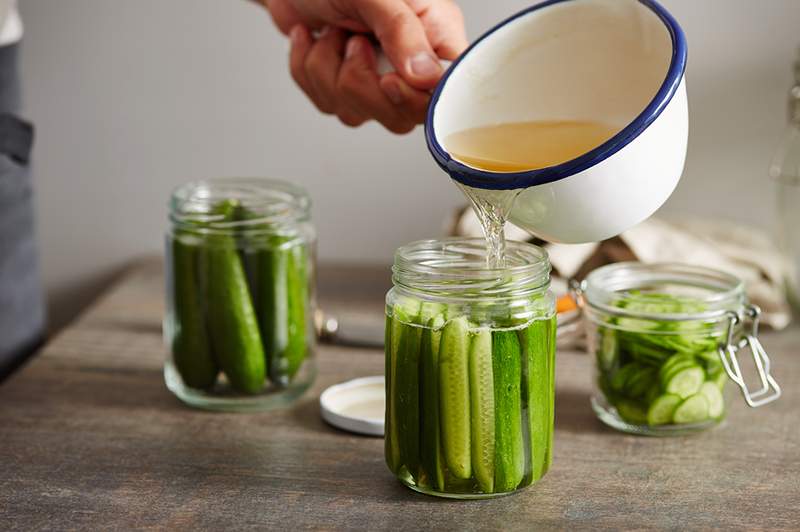 Waarom een ​​gastro -enteroloog zegt dat u altijd augurken zonder azijn op de ingrediëntenlijst moet kopen voor een optimale voordelen voor de gezondheid van de darm