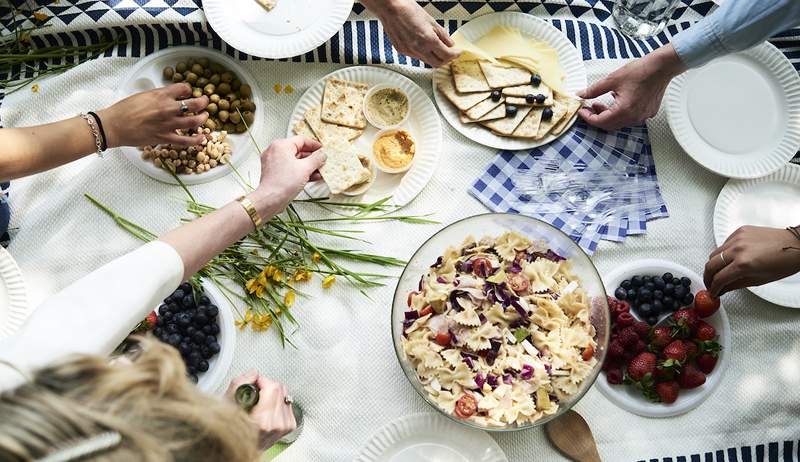 6 Reguli privind siguranța alimentelor pentru picnic Experții doresc ca toată lumea să urmeze (în timpul Covid și întotdeauna)