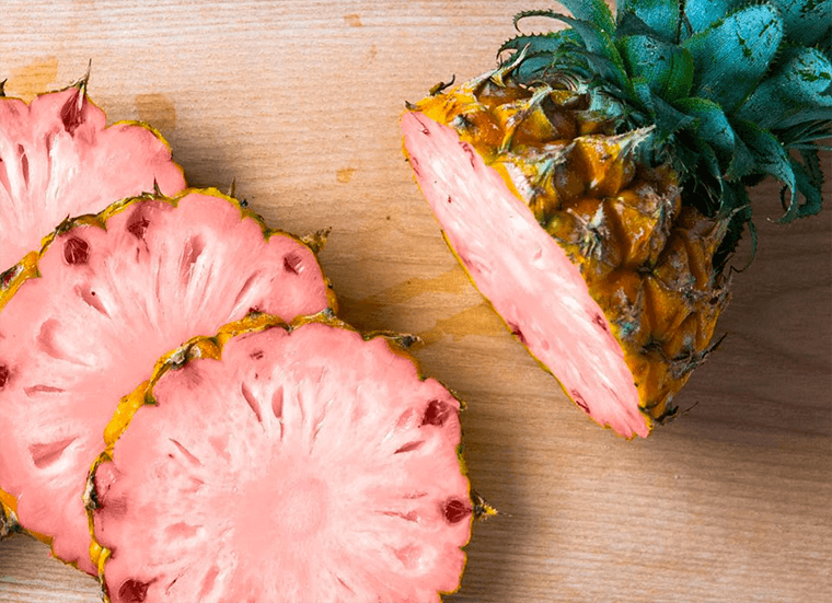 Wat je moet weten over die mooie roze ananas die overal in Instagram zijn