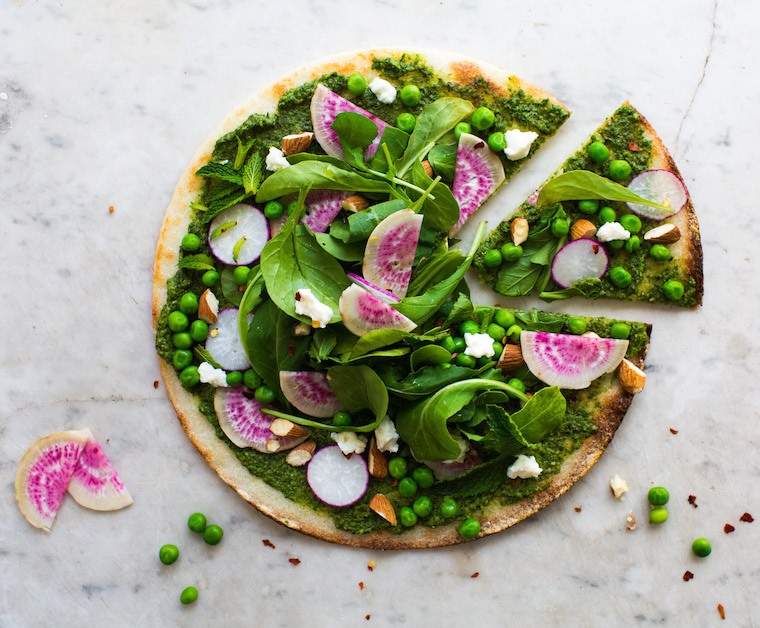 3 maneiras aprovadas pelo blogueiro de comida de usar a crosta de pizza de couve-flor do Trader Joe