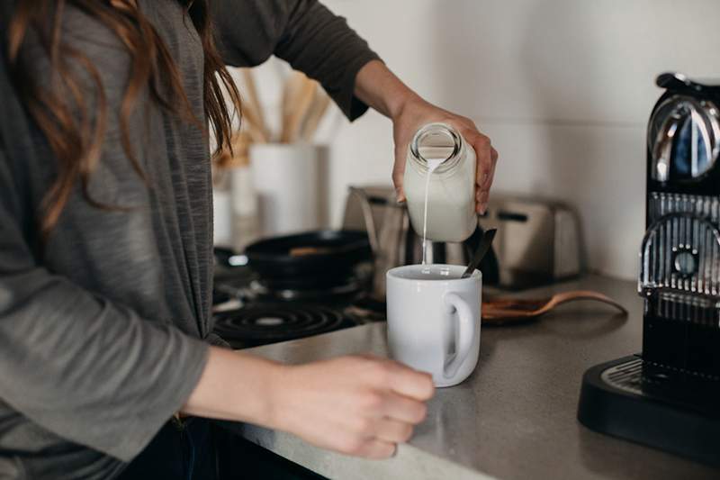 Las cremas a base de plantas están haciendo un chapuzón en cafés en todas partes, ¿cómo se comparan con cómo se comparan nutricionalmente?