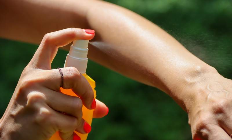 L'ingrediente nello spray per bug che le persone incinte dovrebbero evitare, più 7 marchi approvati da esperti che sono sicuri