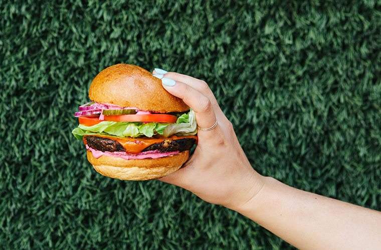 Tento veganský hamburger je brilantně upcycled z šťávy z buničiny