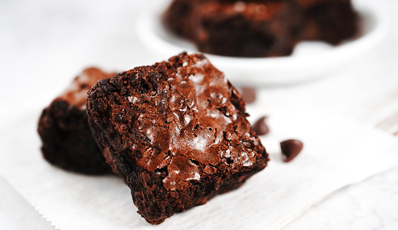 Estos 'brownies de zonas azules' de mantequilla de almendras están llenas de nutrientes para un envejecimiento saludable (y son aptos para el desayuno)