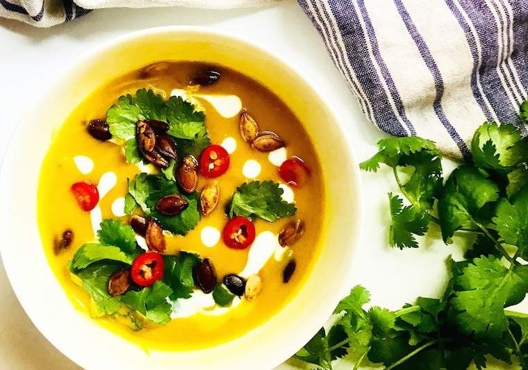 Respi di Ringraziamento con questa zuppa vegana, zucca-turmer