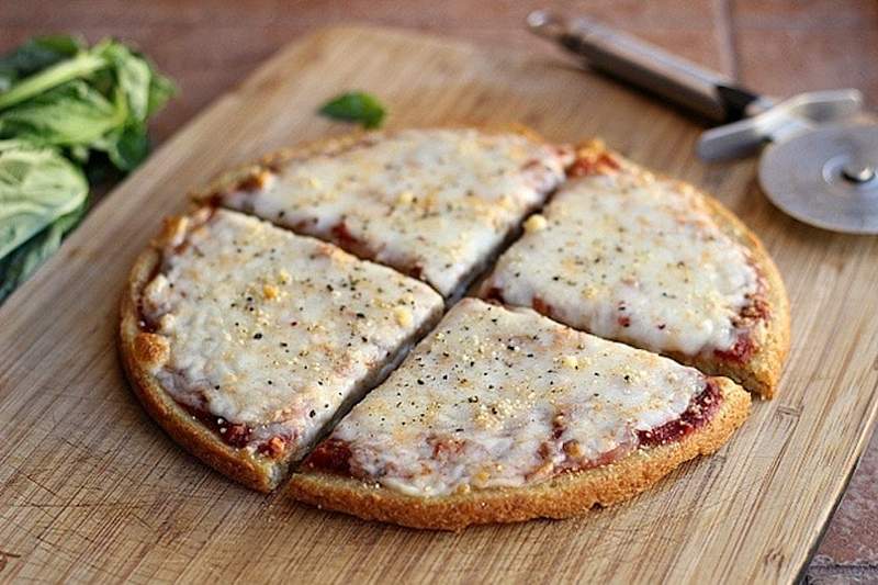 Dit eiwitrijke quinoa pizza-korstrecept vereist slechts 5 ingrediënten en het zijn allemaal pantry-nietjes