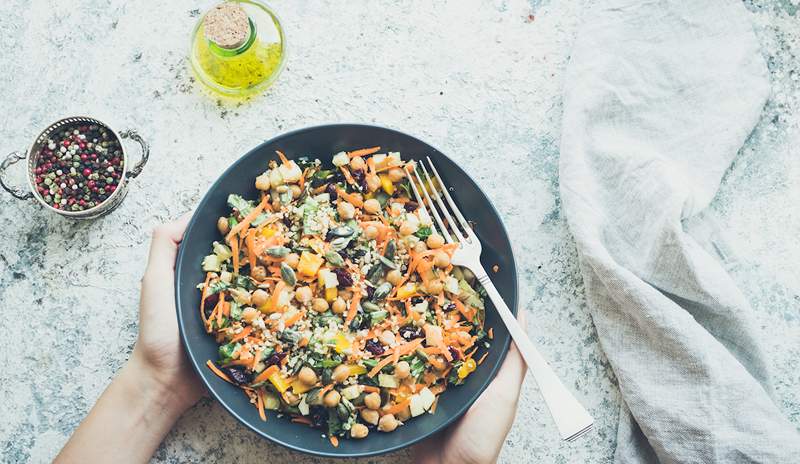 La quinoa è il grano sano per l'intestino che richiede solo 15 minuti per cucinare, sono 10 modi per usarlo