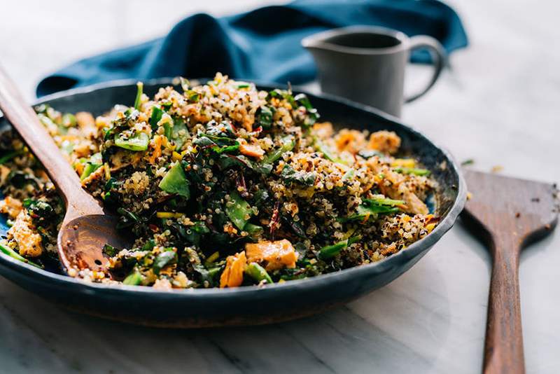 Az egészséges okok, amelyek miatt a quinoa továbbra is a legfelsõbb a gabona tálakban