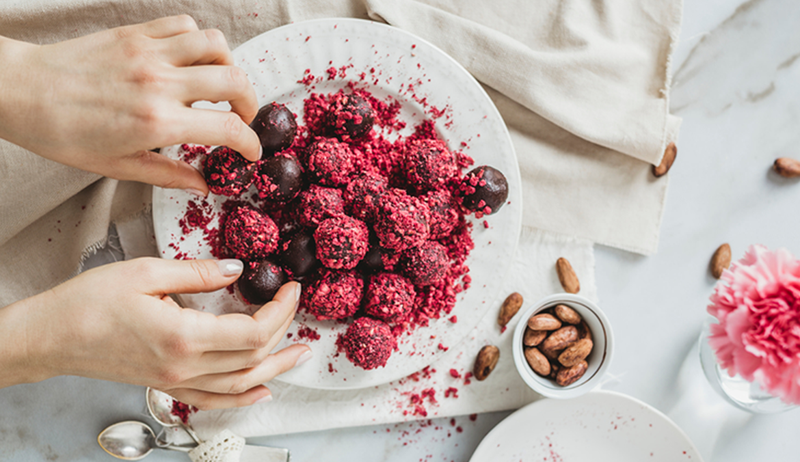 Essas trufas de berry de chocolate com 3 ingredientes são embaladas com fibras, benefícios anti-inflamatórios e delicioso recheio de framboesa