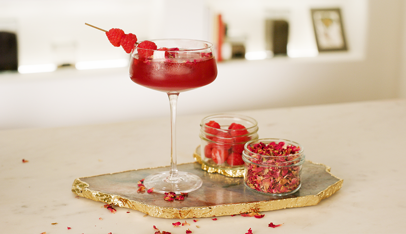 Slapp av med denne magnesiumrike bringebær Rose Mocktail-oppskriften som øker avslapningen med hver slurk