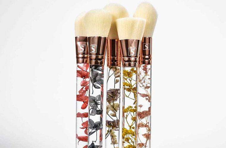 Ces brosses de maquillage avec * de vraies * fleurs dans les poignées portent la beauté naturelle à un nouveau niveau