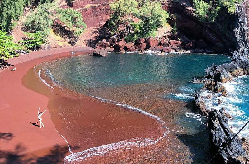 Essas praias em tons de arco-íris são o que você precisa para sair totalmente do modo de inverno