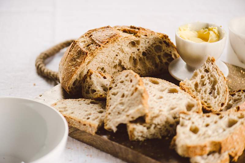 Ik heb de virale 'watermethode' geprobeerd voor het nieuw leven inblazen van een oud brood van brood, en ik kon de resultaten niet geloven